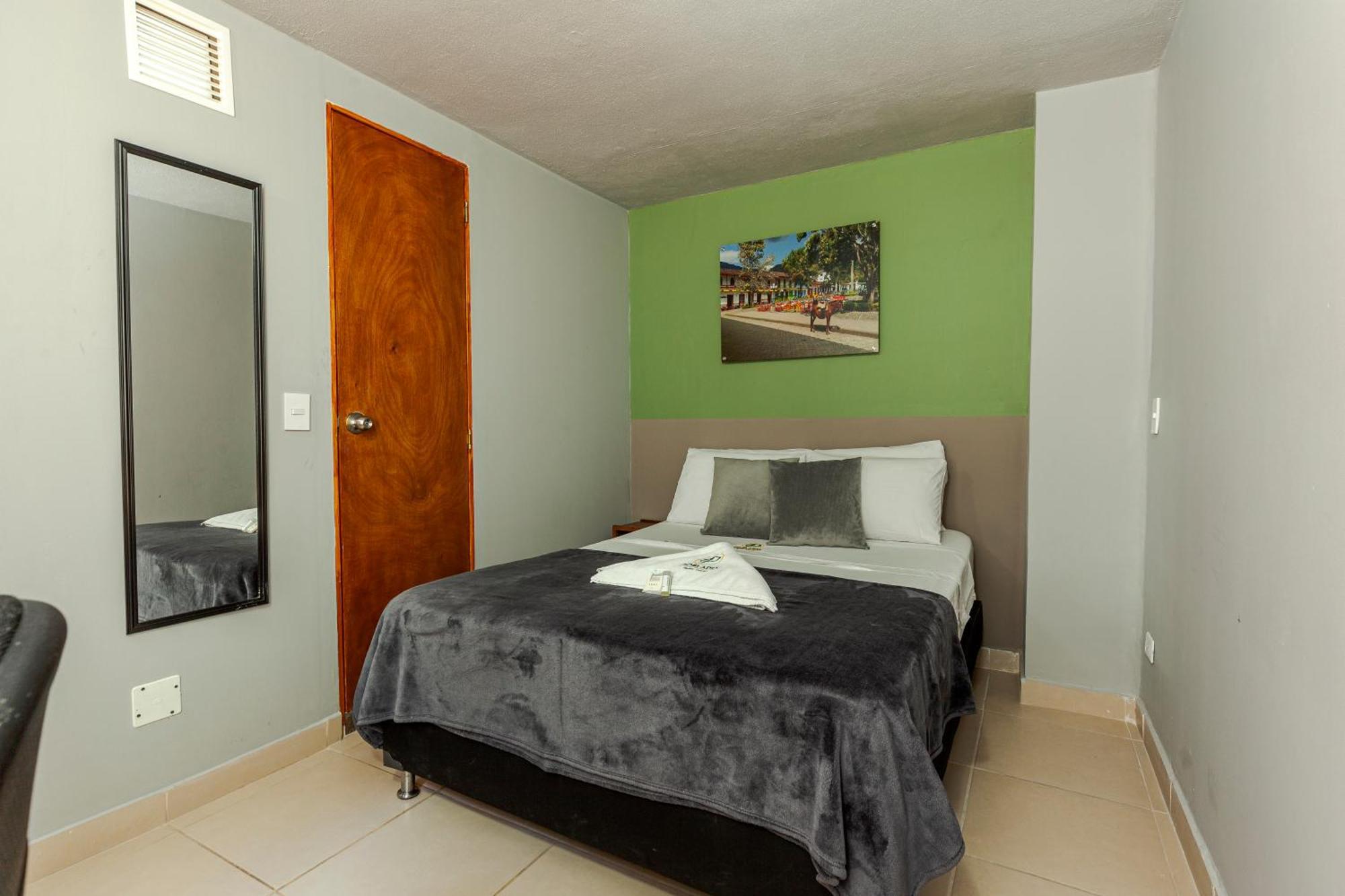 Poblado Guest House Меделин Екстериор снимка
