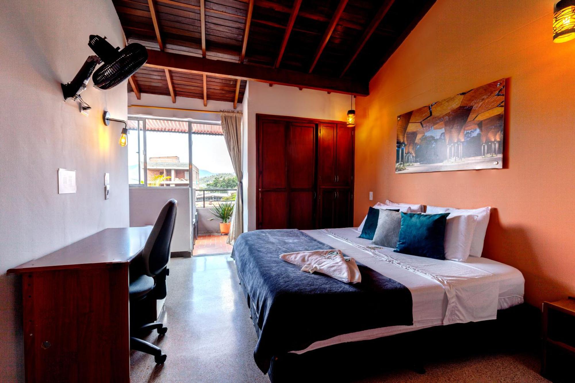 Poblado Guest House Меделин Екстериор снимка