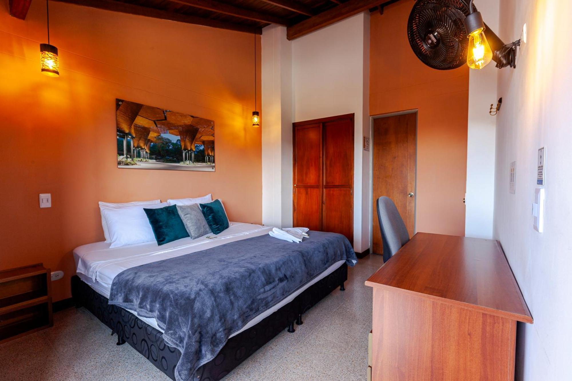 Poblado Guest House Меделин Екстериор снимка