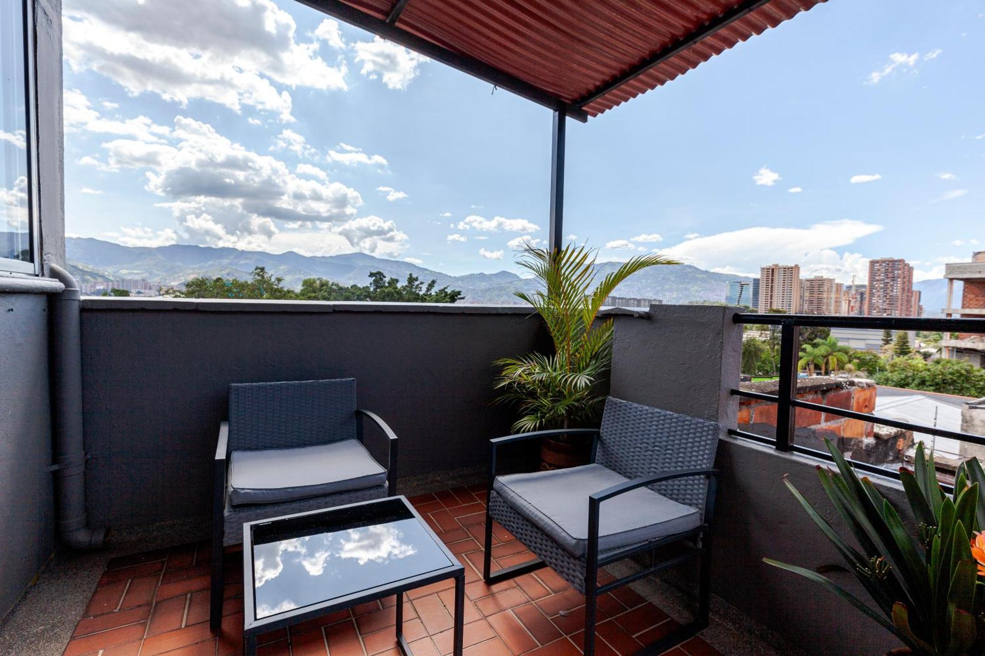 Poblado Guest House Меделин Екстериор снимка