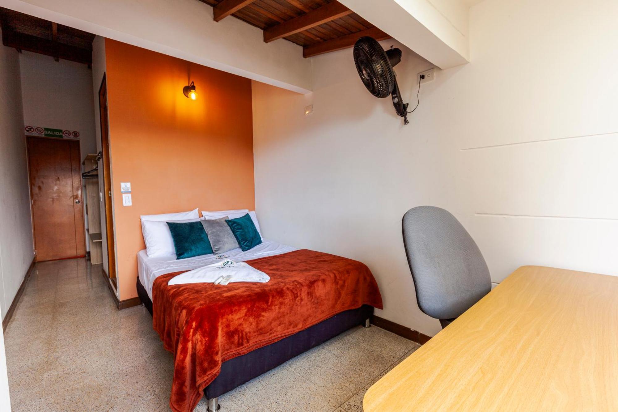 Poblado Guest House Меделин Екстериор снимка