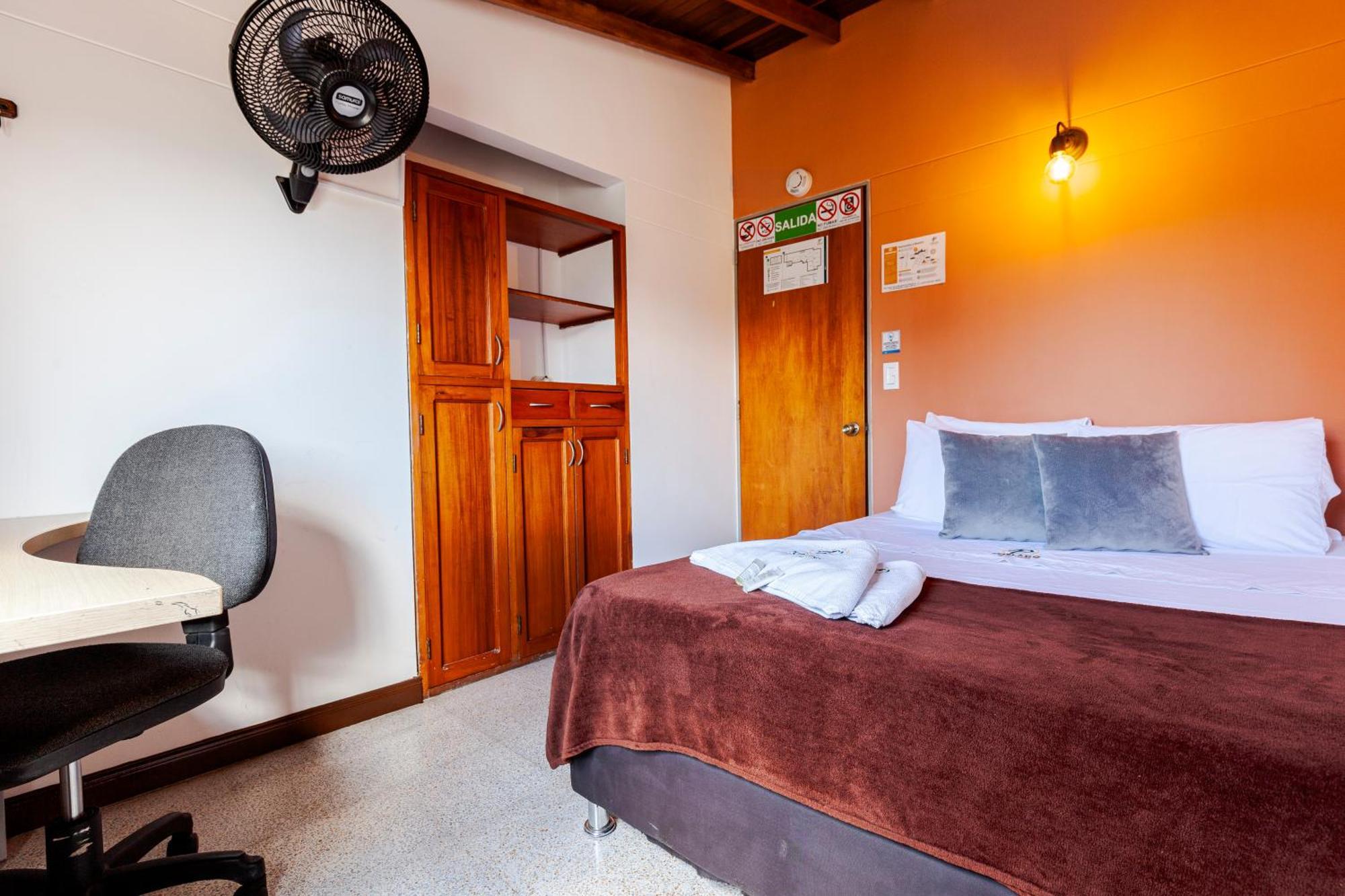 Poblado Guest House Меделин Екстериор снимка