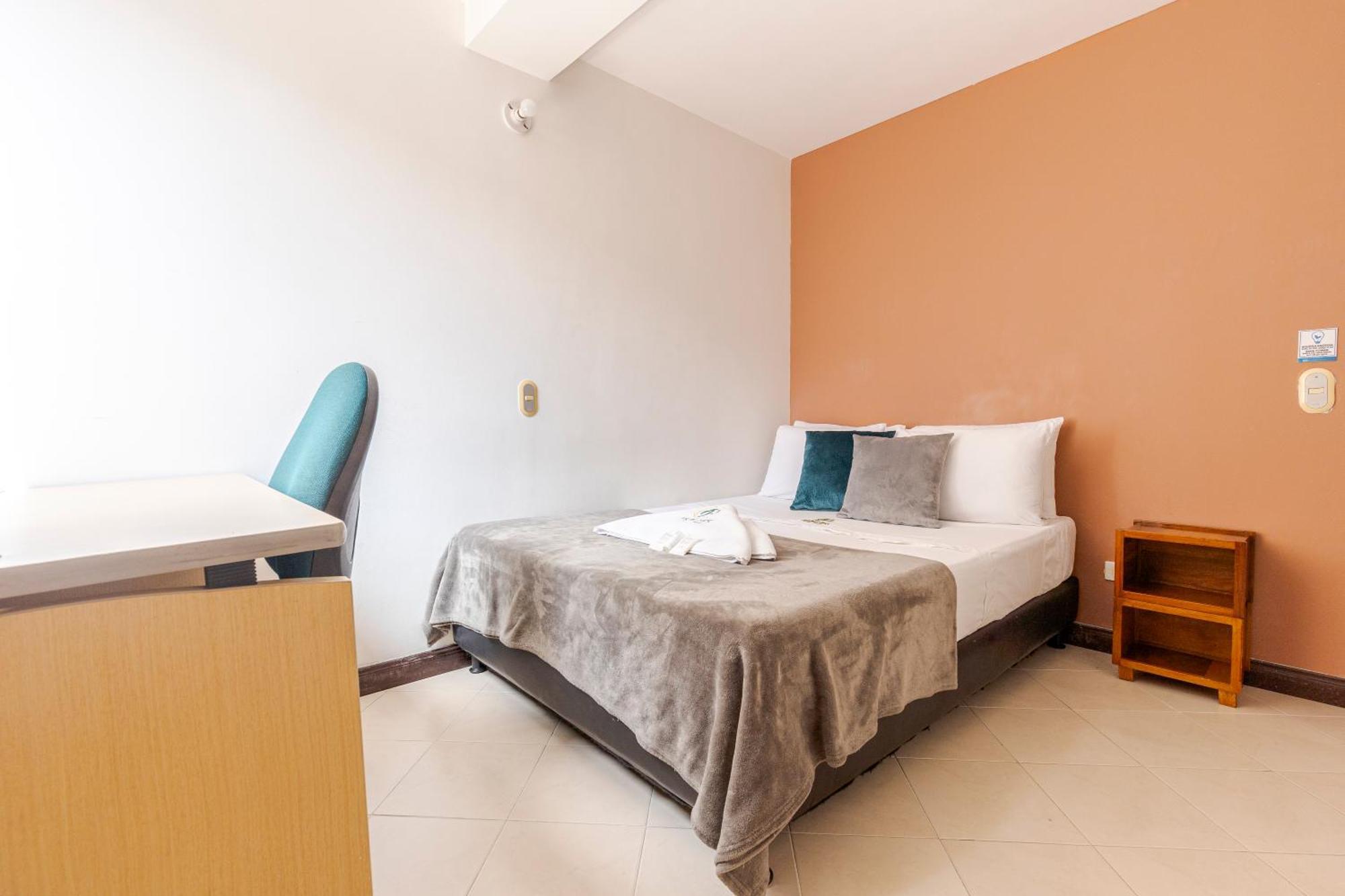 Poblado Guest House Меделин Стая снимка