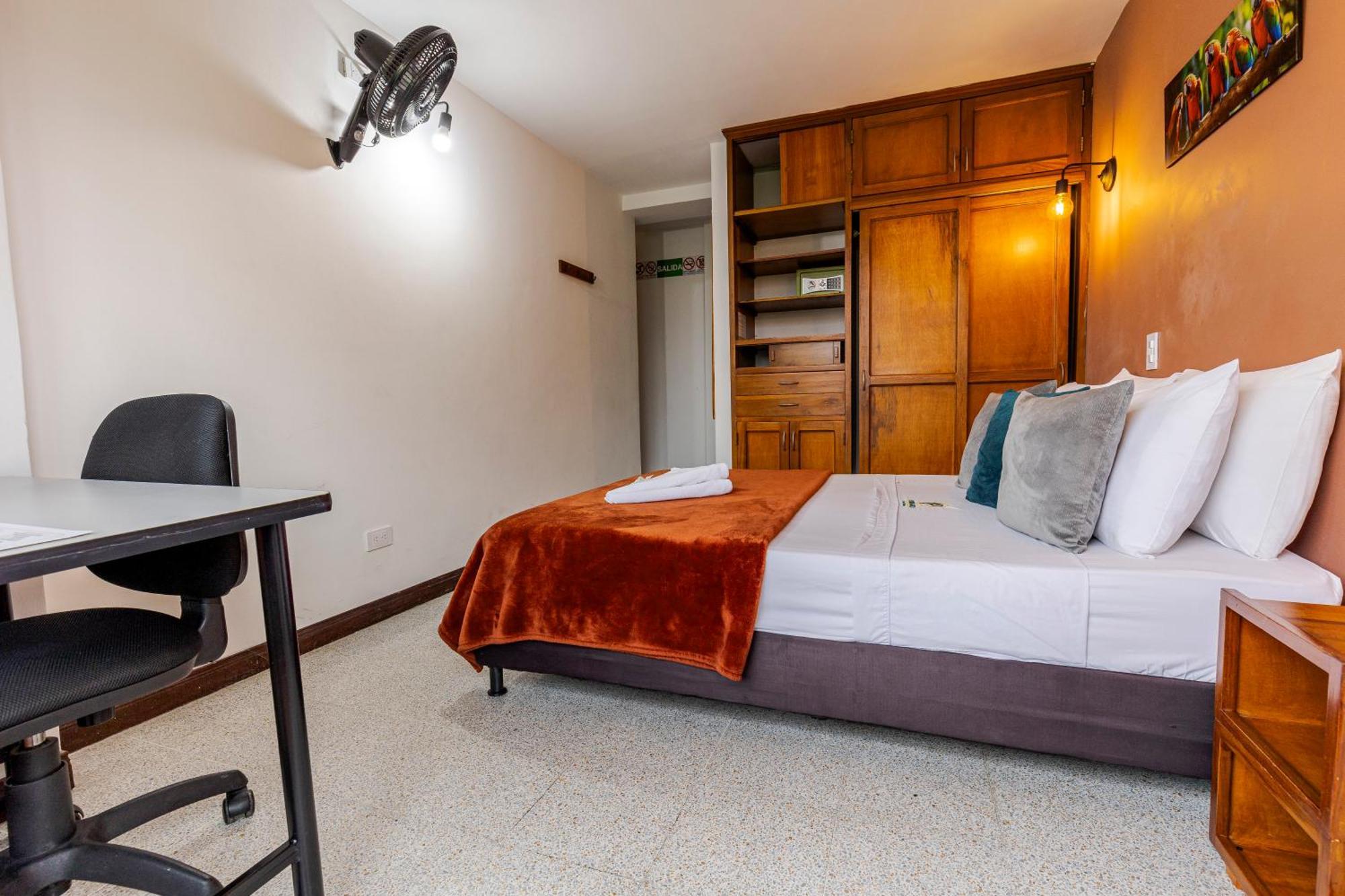 Poblado Guest House Меделин Стая снимка