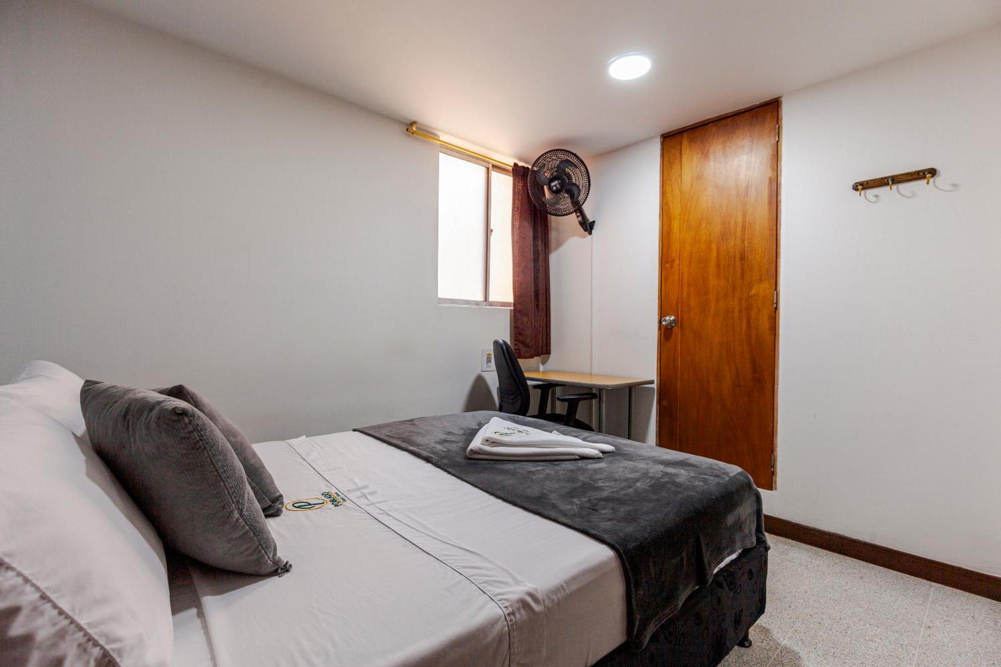 Poblado Guest House Меделин Стая снимка